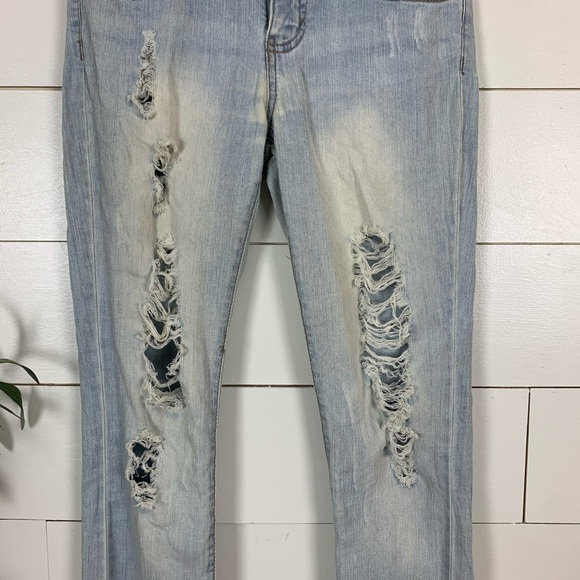 ❌SOLD❌ Mossimo Distressed Light Wash Skinny Jeans - Picture 4 of 8